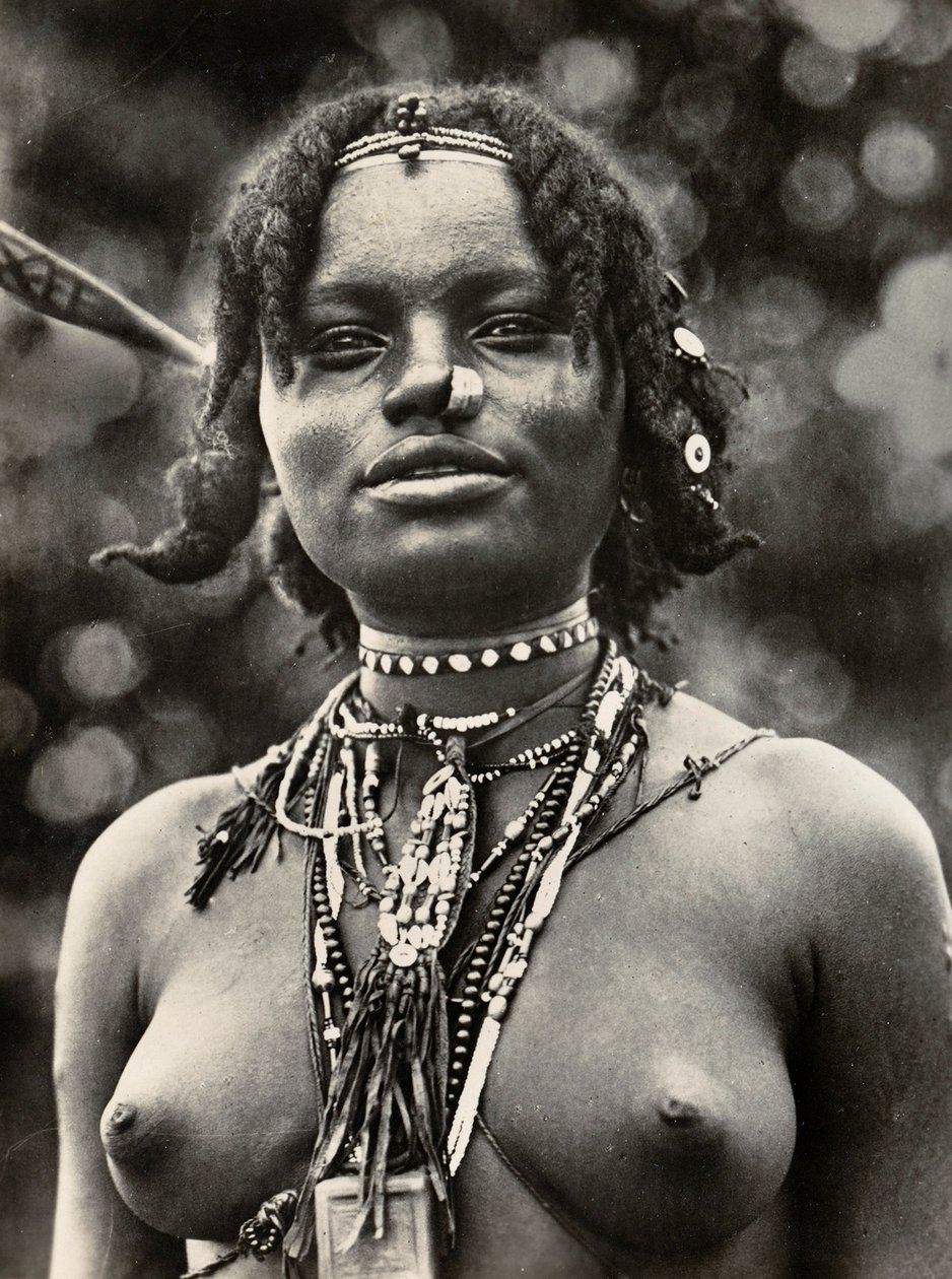 „Budowanie imperium” w epoce faszystowskiej: kobieta z Cunamy, 09.05.1936 (zdjęcie czarno-białe) autorstwa Modestino Baldinetti