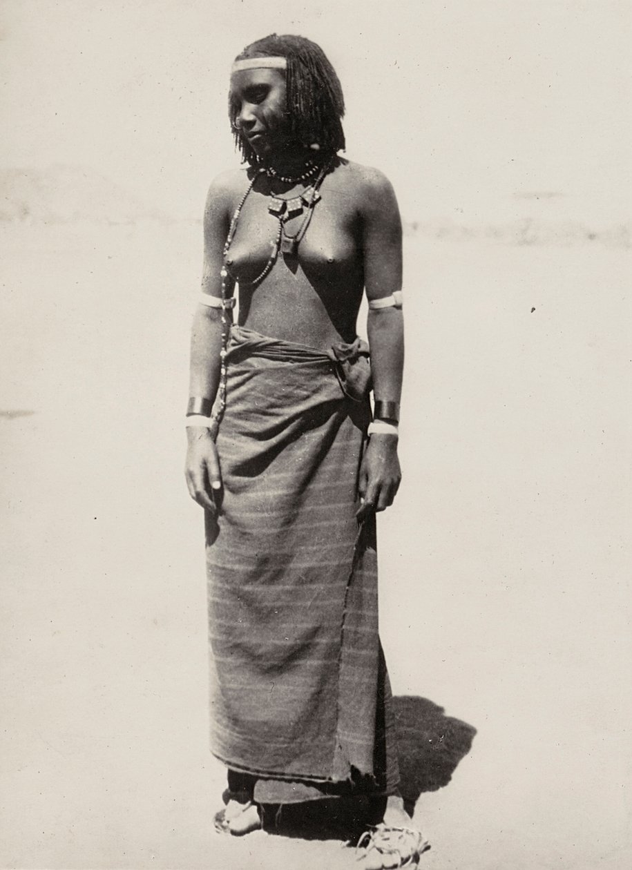 „Budowanie imperium” w epoce faszystowskiej: kobieta z Cunamy, 09.05.1936 (zdjęcie czarno-białe) autorstwa Modestino Baldinetti