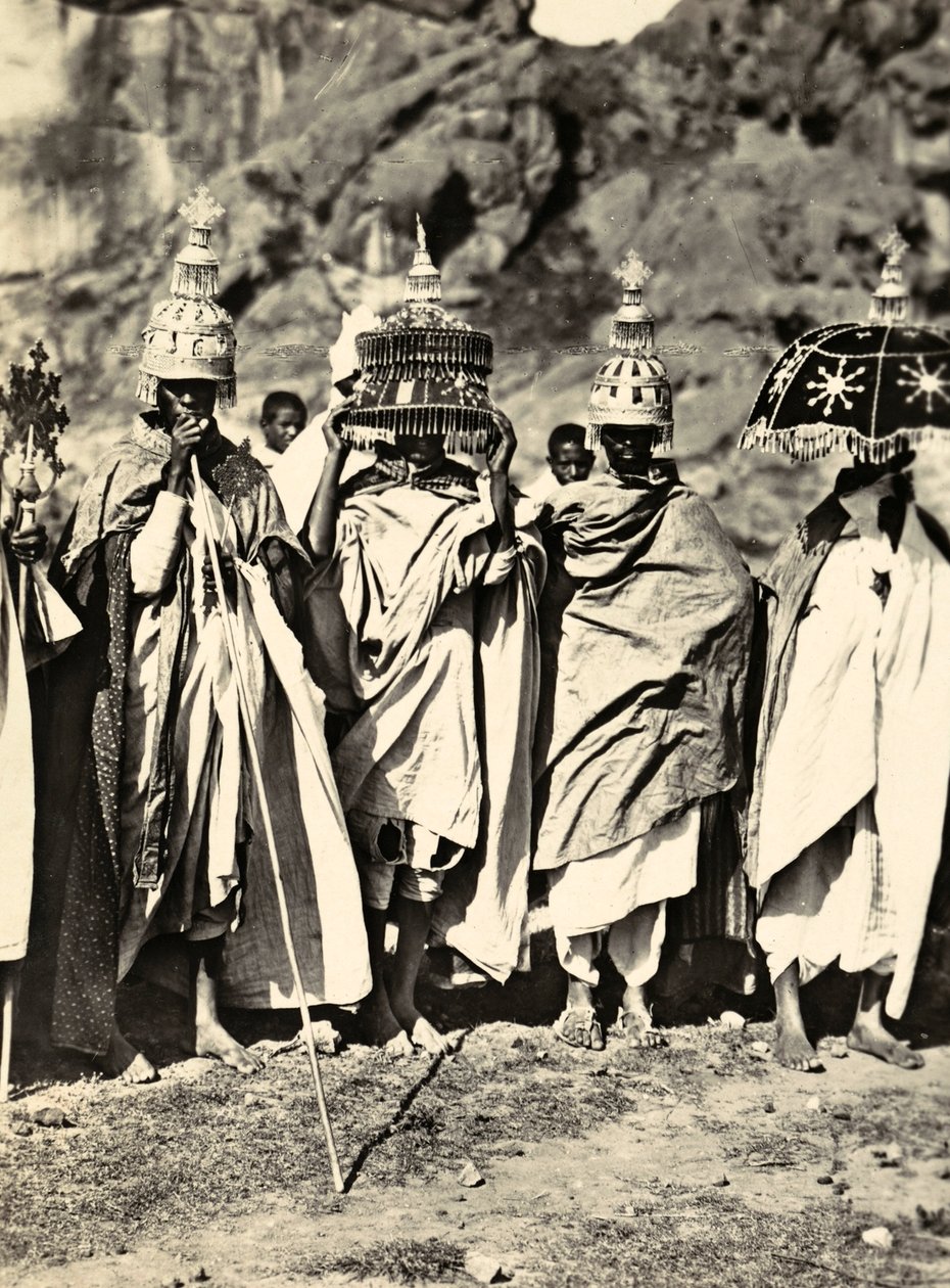 „Budowanie imperium” w epoce faszystowskiej: grupa księży abisyńskich, 09.05.1936 (zdjęcie czarno-białe) autorstwa Modestino Baldinetti