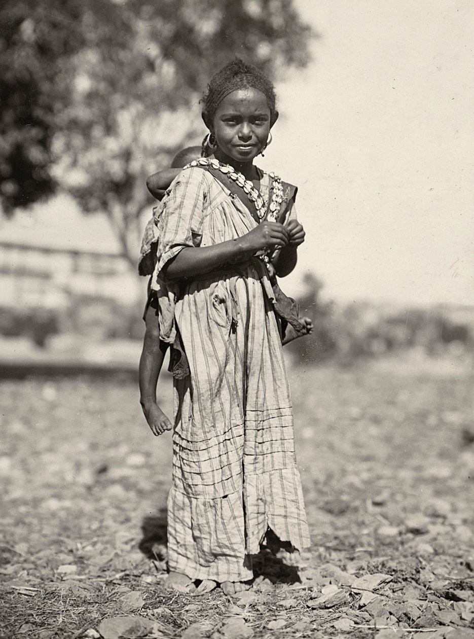 „Budowanie imperium” w epoce faszystowskiej: abisyńska dziewczyna, 09.05.1936 (zdjęcie czarno-białe) autorstwa Modestino Baldinetti