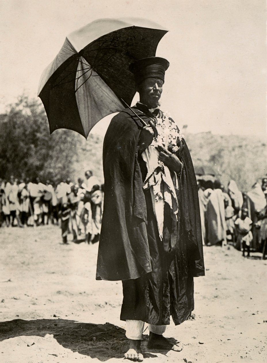 Budowanie imperium w epoce faszystowskiej: ksiądz abisyński, 09.05.1936 (zdjęcie czarno-białe) autorstwa Modestino Baldinetti