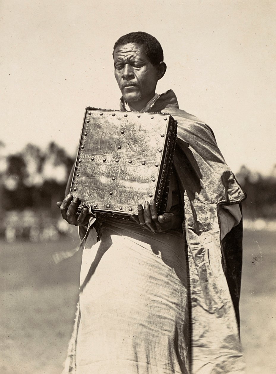 „Budowanie imperium” w epoce faszystowskiej: ksiądz abisyński niosący księgę Ewangelii, 09.05.1936 (zdjęcie czarno-białe) autorstwa Modestino Baldinetti