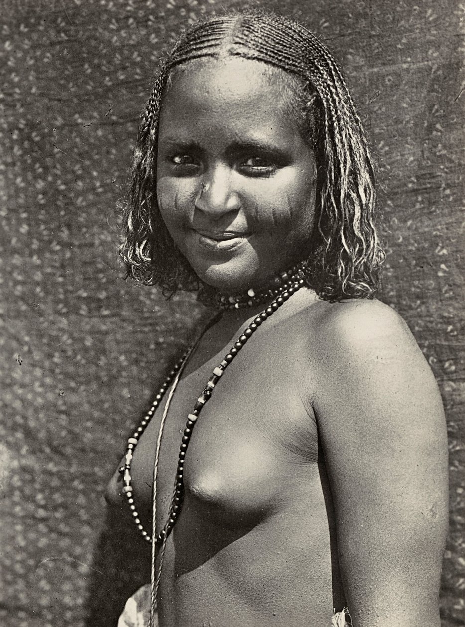 „Budowanie imperium” w epoce faszystowskiej: dziewczyna Habab, 09.05.1936 (zdjęcie czarno-białe) autorstwa Modestino Baldinetti