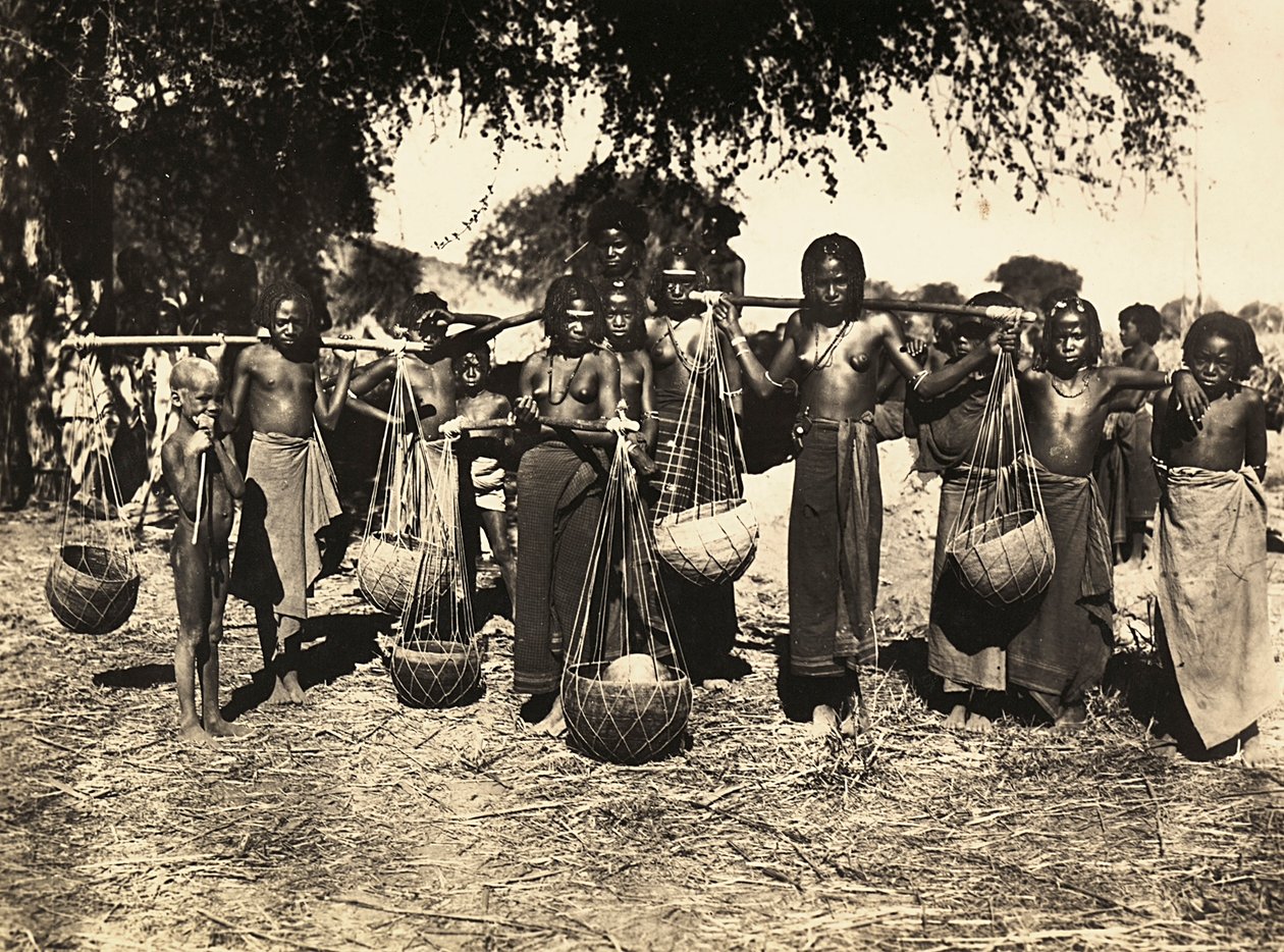 Budowanie imperium w epoce faszystowskiej: nosiciele wody Cunama, 09.05.1936 (zdjęcie czarno-białe) autorstwa Modestino Baldinetti