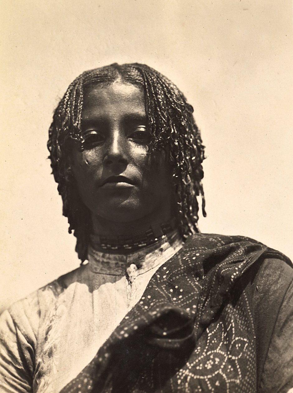 Budowanie imperium w epoce faszystowskiej: dziewczyna z plemienia At Temariam, 09.05.1936 (zdjęcie czarno-białe) autorstwa Modestino Baldinetti