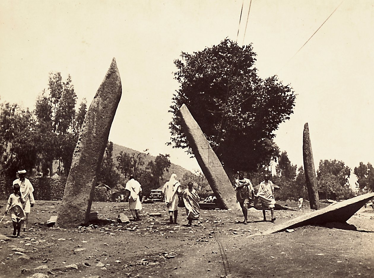 Budowanie imperium w epoce faszystowskiej: miejsce, na którym kiedyś stał obelisk z Aksum, teraz przeniesiony do Rzymu, 09.05.1936 (zdjęcie czarno-białe) autorstwa Modestino Baldinetti