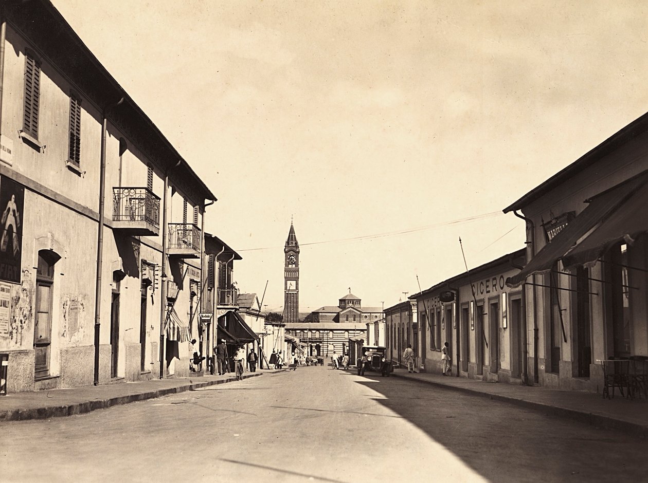 Budowanie imperium w epoce faszystowskiej: ulica w Asmarze, 09.05.1936 (zdjęcie czarno-białe) autorstwa Modestino Baldinetti