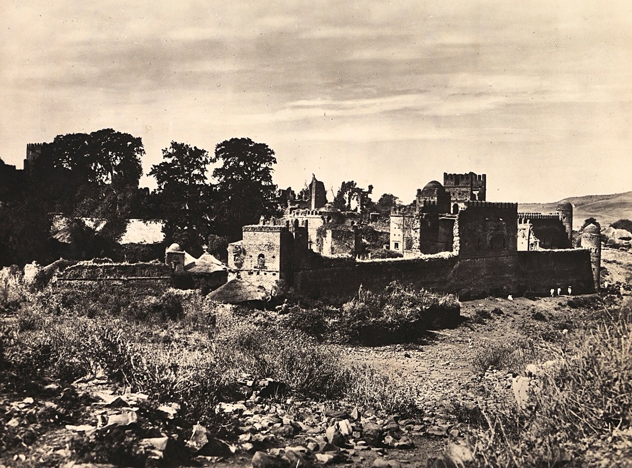 Budowanie imperium w epoce faszystowskiej: Zamek króla Fasiladasa w Gondar, Etiopia, 09.05.1936 (zdjęcie czarno-białe) autorstwa Modestino Baldinetti