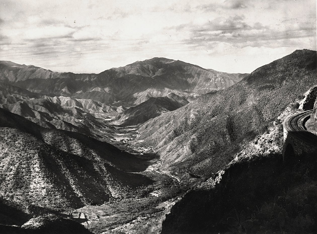 Budowanie imperium w epoce faszystowskiej: dolina Dorfu, 09.05.1936 (zdjęcie czarno-białe) autorstwa Modestino Baldinetti