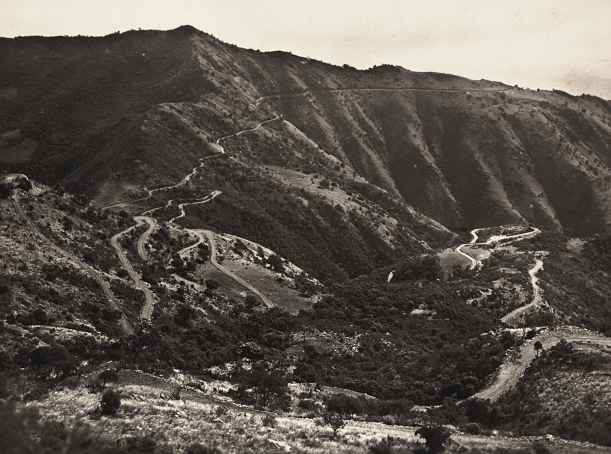 „Budowanie imperium” w epoce faszystowskiej: droga na wzgórzach Massaua-Asmara, 09.05.1936 (zdjęcie czarno-białe) autorstwa Modestino Baldinetti