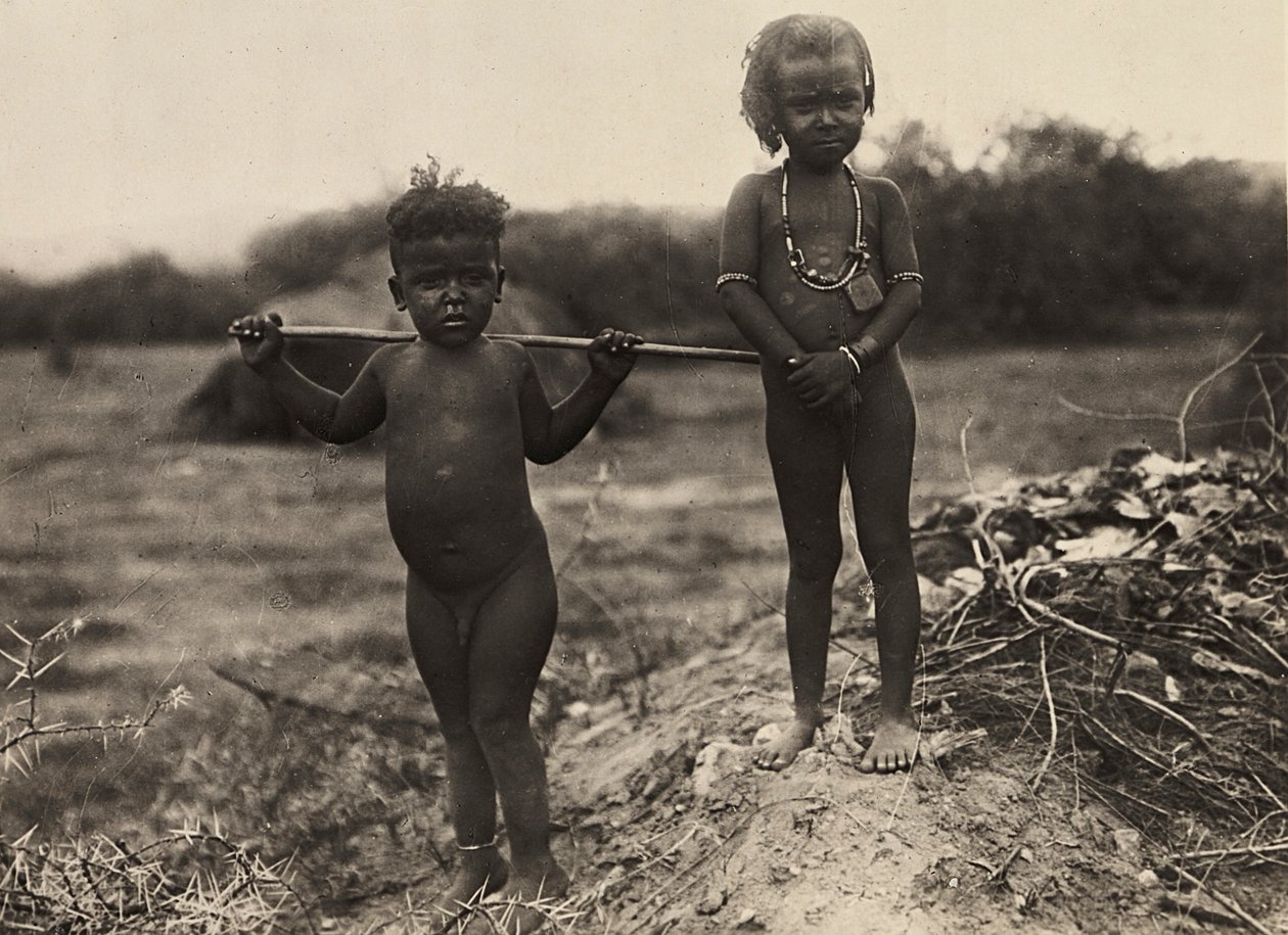 Budowanie imperium w epoce faszystowskiej: dwoje dzieci z plemienia Habab, 09.05.1936 (zdjęcie czarno-białe) autorstwa Modestino Baldinetti