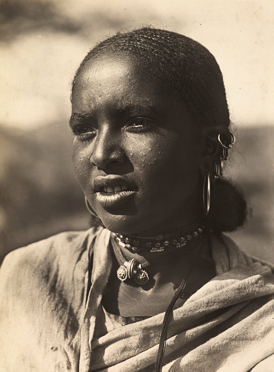 Budowanie imperium w epoce faszystowskiej: młoda abisyńska dziewczyna, 09.05.1936 (zdjęcie czarno-białe) autorstwa Modestino Baldinetti