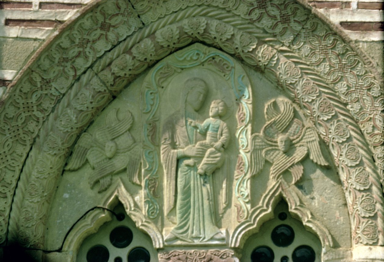 Madonna z Dzieciątkiem, fragment okna kościoła, zbudowany 1413-17 (kamień) autorstwa Morava School