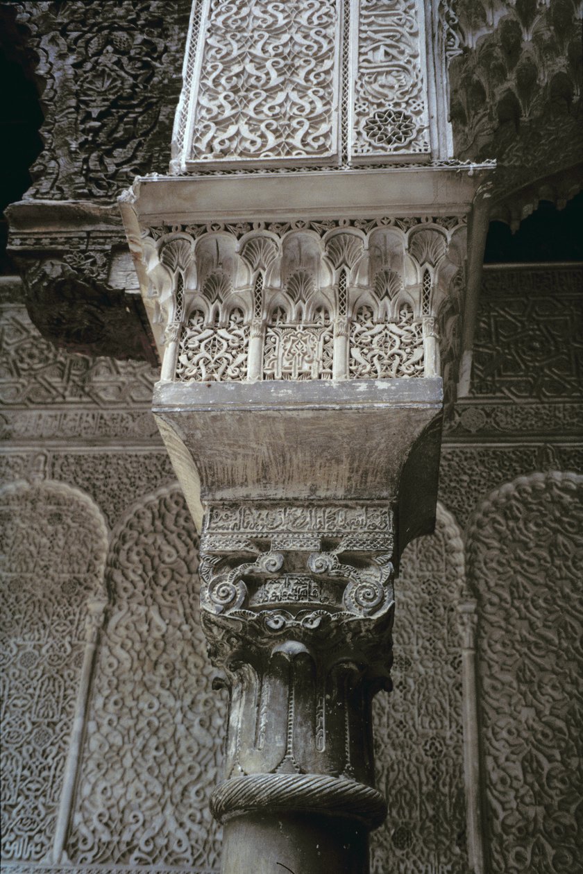 Głowica kolumny, od strony dziedzińca głównego, zbudowana przez Saadytów w 1565 r. (drewno cedrowe i sztukaterie) autorstwa Moroccan School