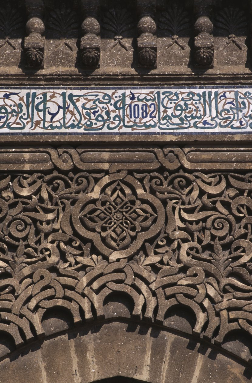Drzwi grobowca, detal (ceramika i sztukaterie) autorstwa Moroccan School