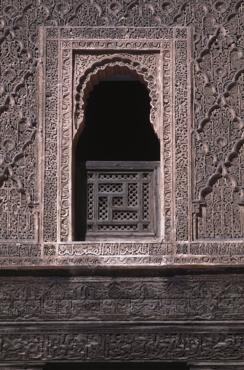 Widok okna na dziedzińcu Medersy Ali ben Youssef, zbudowanej przez Saadytów w 1565 roku (drewno cedrowe i sztukaterie) autorstwa Moroccan School