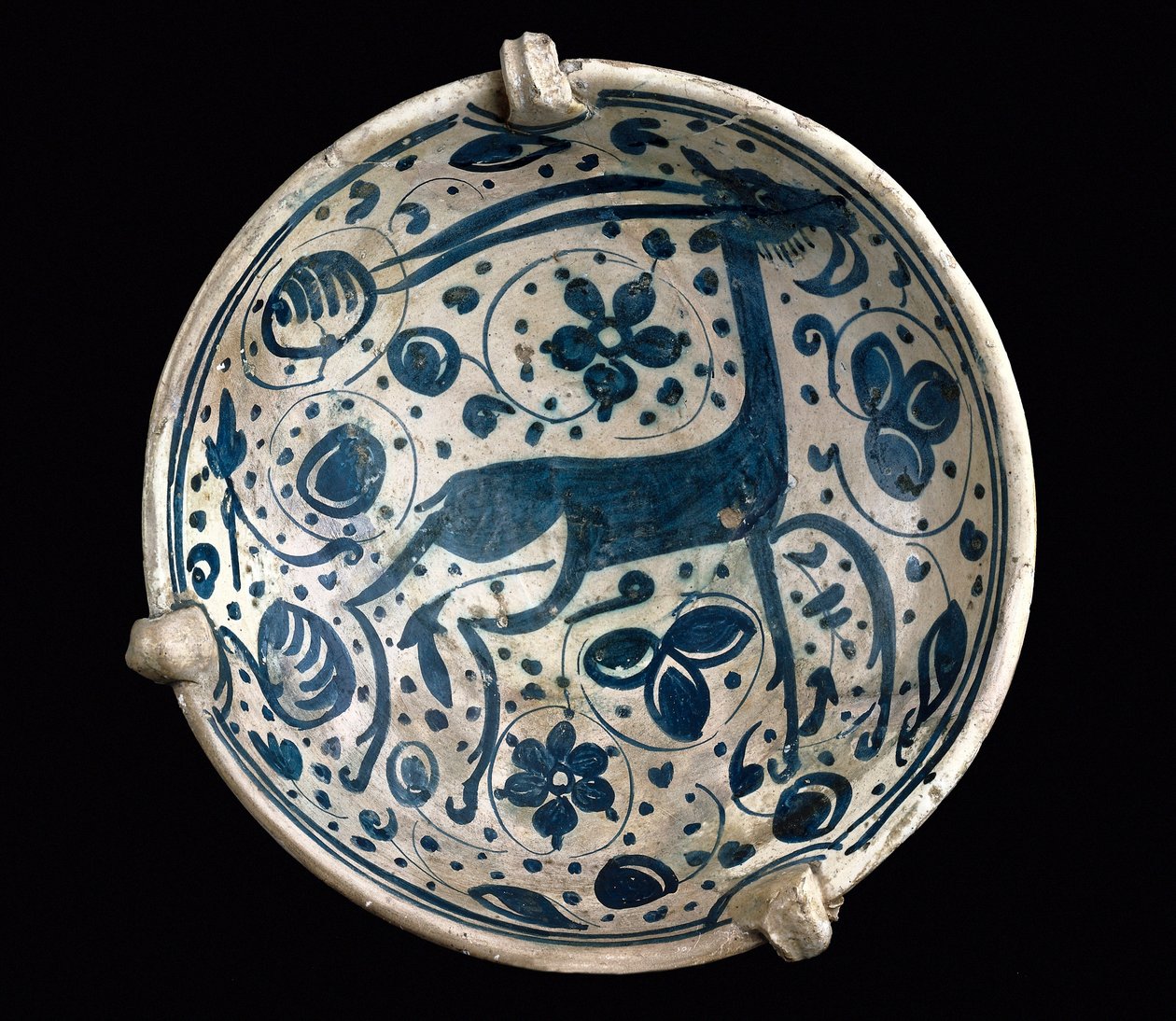 Art mudejar: ceramiczny puchar azul, ozdobiony jeleniem z Paterny, Manises (w stylu hiszpańsko-mauretańskim). XIV lub XV-wieczna Barcelona. Muzeum Ceramiki w Barcelonie, Hiszpania autorstwa Mudejar School