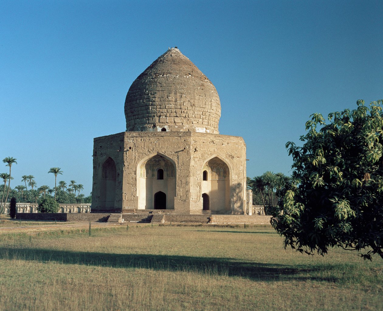 Widok na mauzoleum Asifa Khana znajdujące się w Shahdara Bagh autorstwa Mughal School