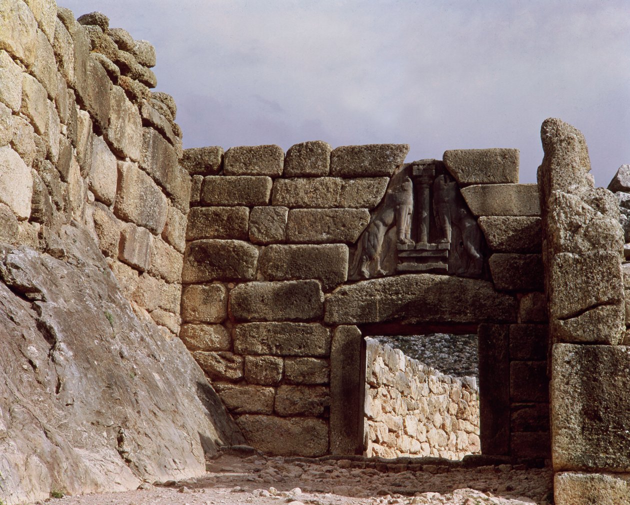 Widok na Bramę Lwa przy wejściu do pałacu autorstwa Mycenaean