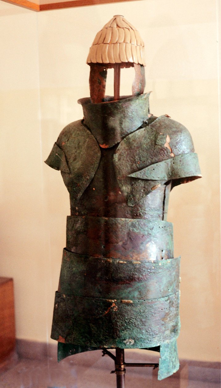 Kirys i Hełm Kła Dzika (brąz i kieł) autorstwa Mycenaean