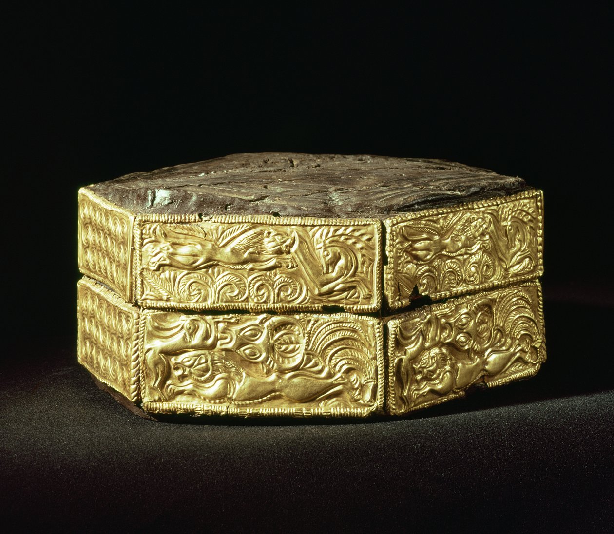 Heksagonalna cyborium ozdobiona zwierzętami, z Grave V, Grave Circle A, Mykeny (drewno i złoto) autorstwa Mycenaean