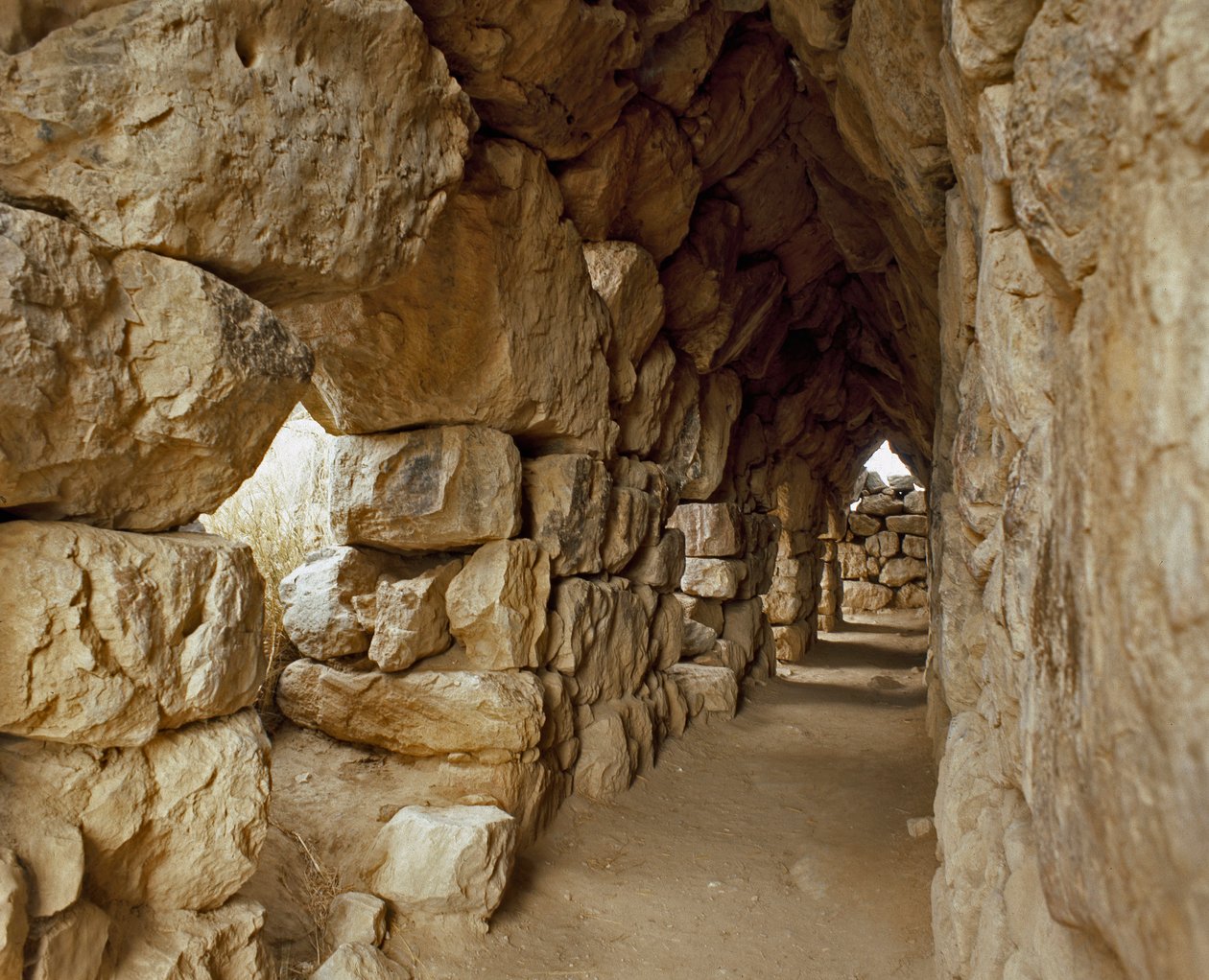 Sztuka myceńska: zadaszony fragment cytadeli mykeńskiej, miasto Tiryns, około 1200 pne. Grecja autorstwa Mycenaean