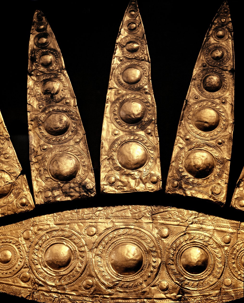 Sztuka mykeńska: fragment złotej diademy grobowej z grobowca III w Mykenach. XVI w. p.n.e. Ciemny. 14 cm Ateny, Narodowe Muzeum Archeologiczne autorstwa Mycenaean