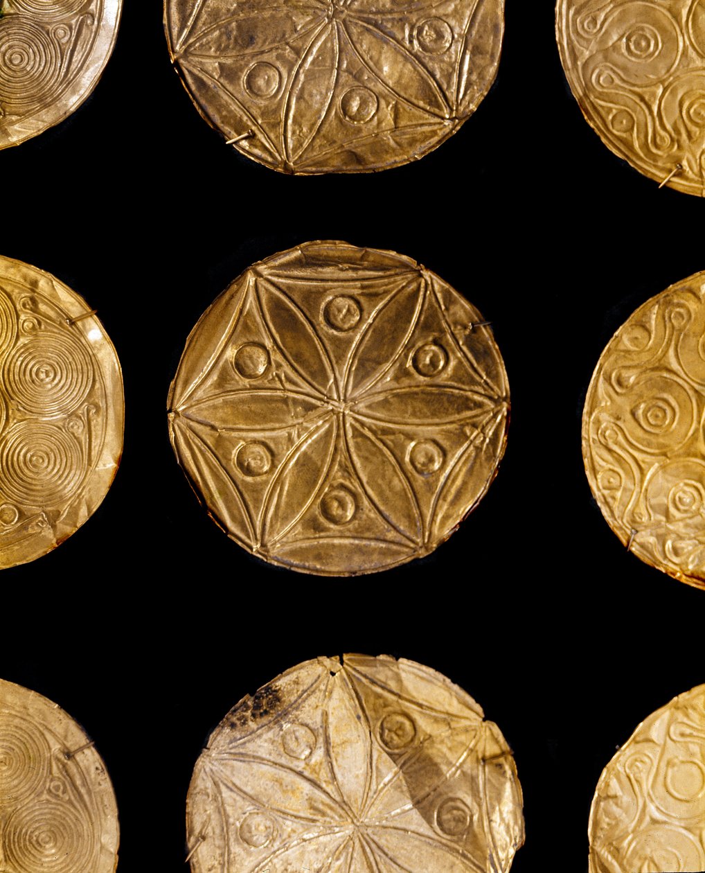 Sztuka mykeńska: złote ceremonialne dyski używane do ozdabiania ubrań z grobowca III w Mykenach. XVI w. p.n.e. Ateny, Narodowe Muzeum Archeologiczne autorstwa Mycenaean