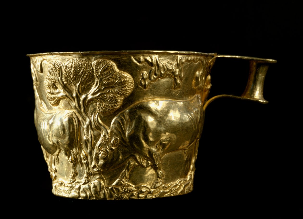 Sztuka myceńska: złoty puchar odpycha wizerunek byka miotającego się po terenie z miejsca Vapheio (lub Vaphio lub Vafio). 1500 pne. Ciemny. 8 cm Narodowe Muzeum Archeologiczne w Atenach Grecja. - Sztuka mykeńska: odrastający złoty puchar z bykiem wąchający autorstwa Mycenaean