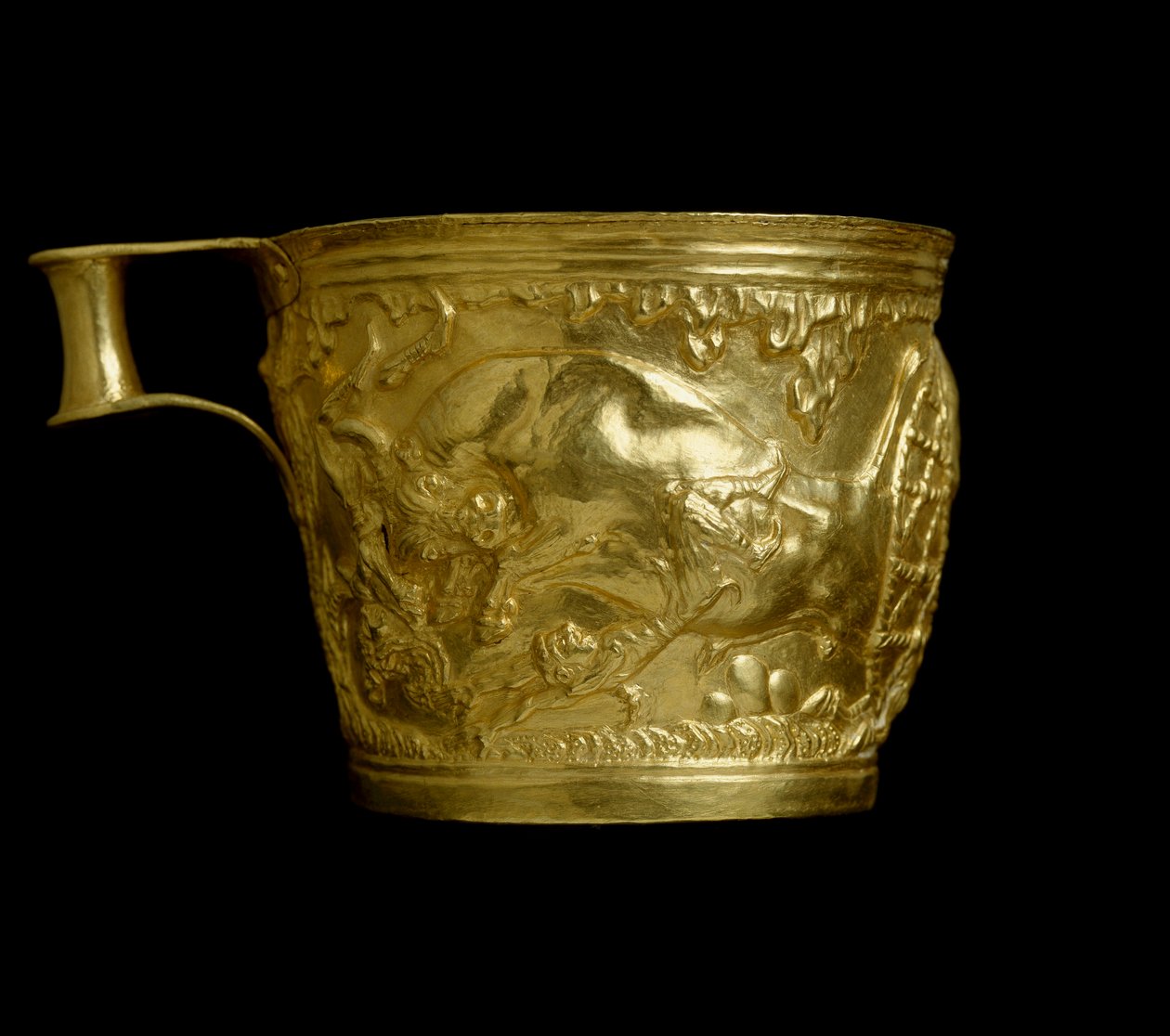 Sztuka myceńska: złoty kielich odpycha przedstawieniem sceny schwytania byków z miejsca Vapheio (lub Vaphio lub Vafio). 1500 pne. Ciemny. 8,4 cm Narodowe Muzeum Archeologiczne w Atenach Grecja. autorstwa Mycenaean