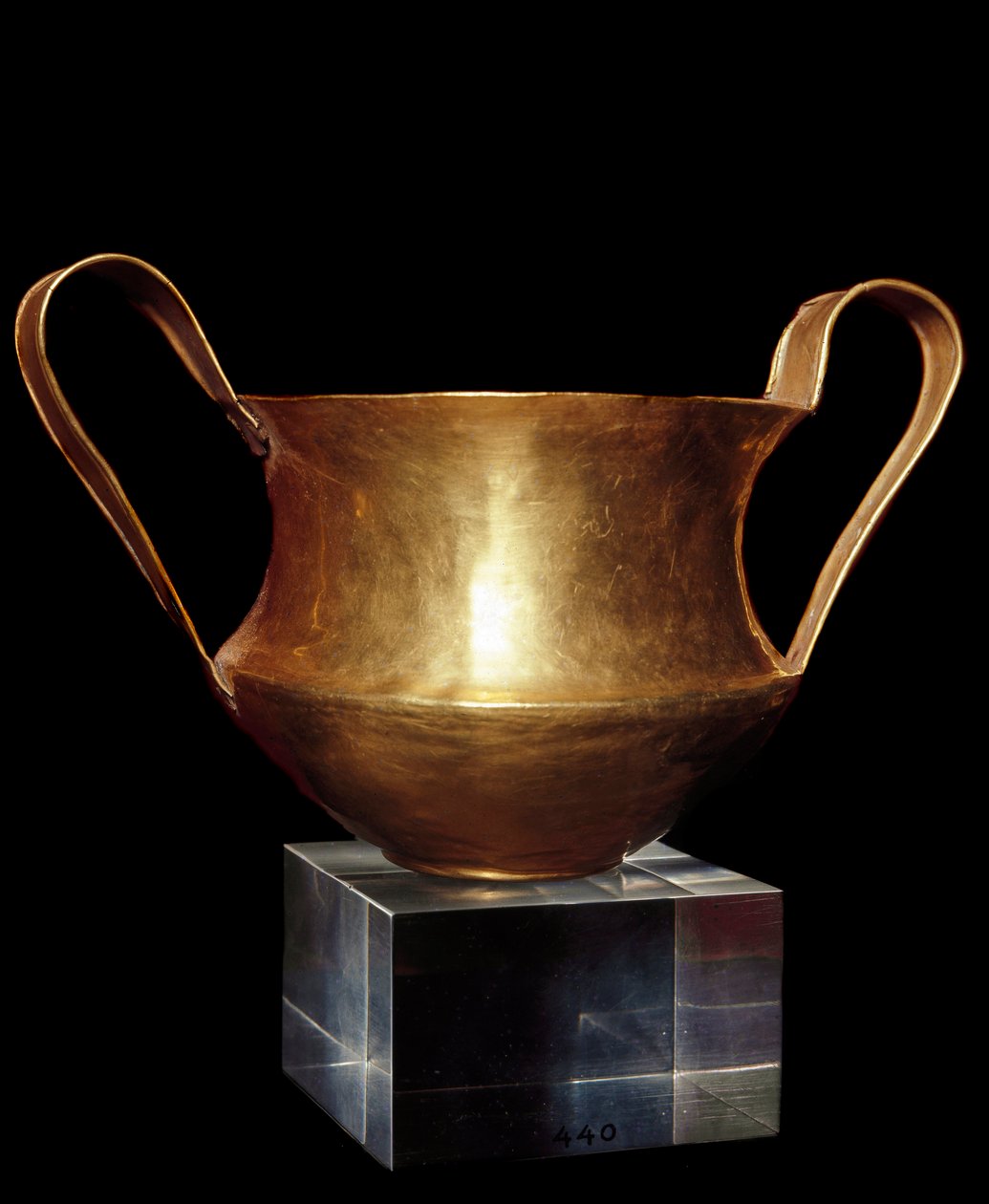 Sztuka myceńska: złota kanthara (lub kantharos) z jednego z królewskich grobowców myceńskiej nekropolii. Ateny, narodowe muzeum archeologiczne - sztuka mykeńska: złote kantharos (kubek do picia z dwoma wysokimi pionowymi uchwytami) z jednego z królewskich  autorstwa Mycenaean Mycenaean