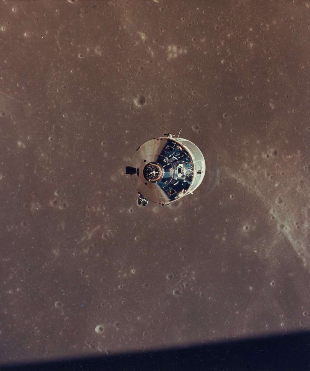 Moduły dowodzenia i obsługi Apollo 11 sfotografowane z modułu księżycowego na orbicie, 1969. autorstwa NASA Images