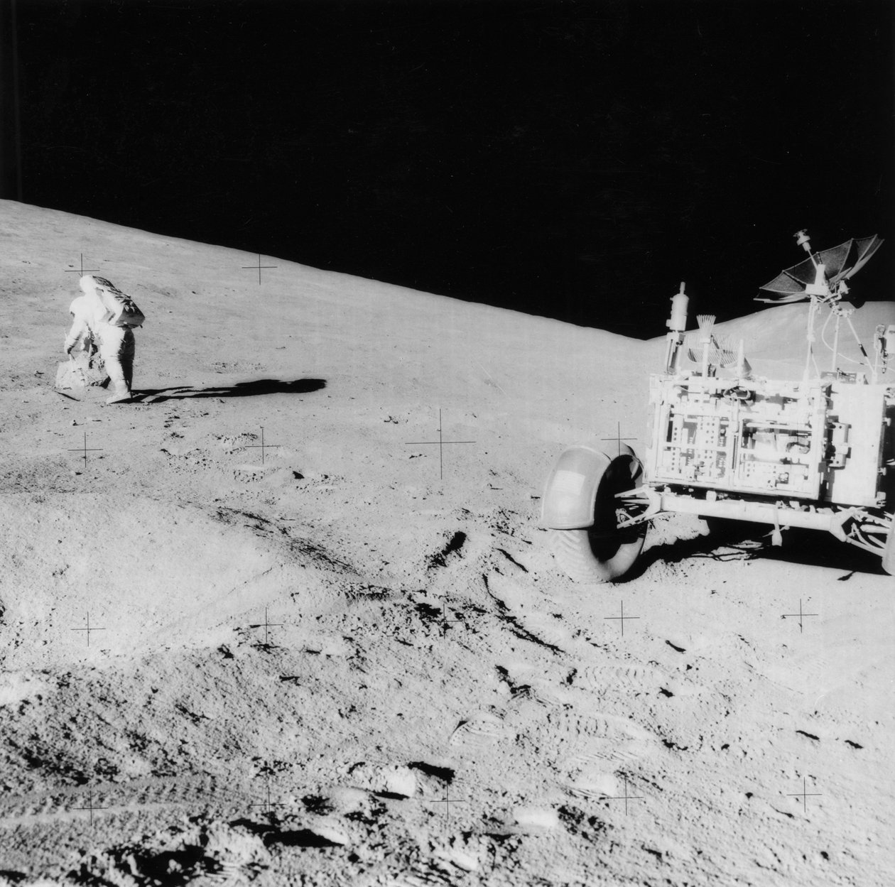Astronauta David Scott b1932 na zboczu delty Hadley podczas Apollo 15, 1971. autorstwa NASA Images