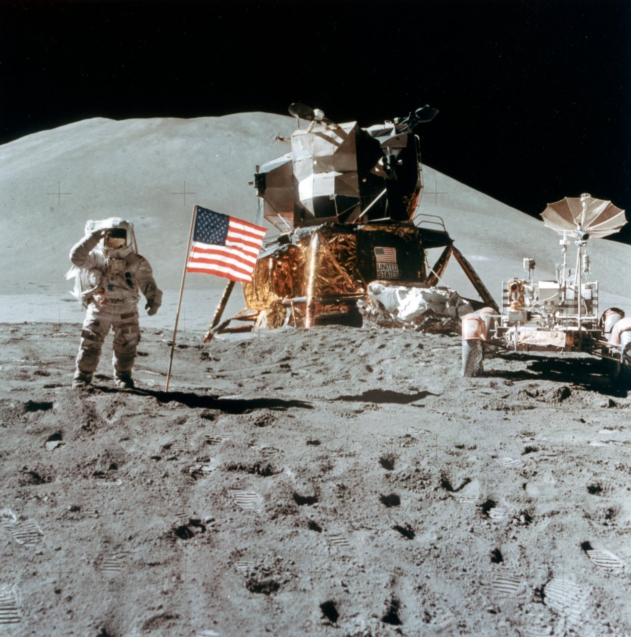 Astronauta James Irwin 1930-1991 oddaje cześć Księżycowi, 1971. autorstwa NASA Images