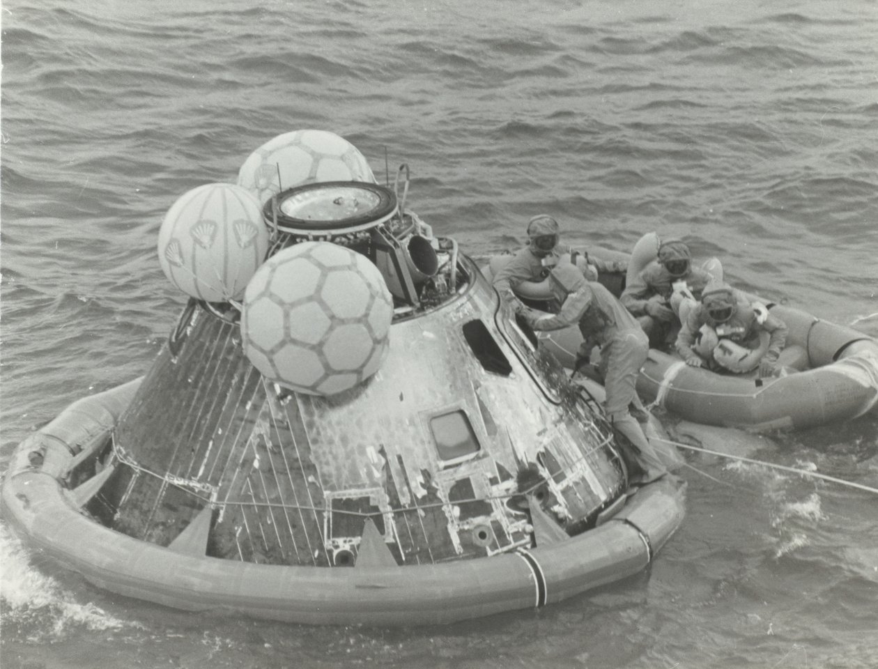 [Astronauci w łodzi ratunkowej po rozprysku Apollo 11], 1969. autorstwa NASA Images
