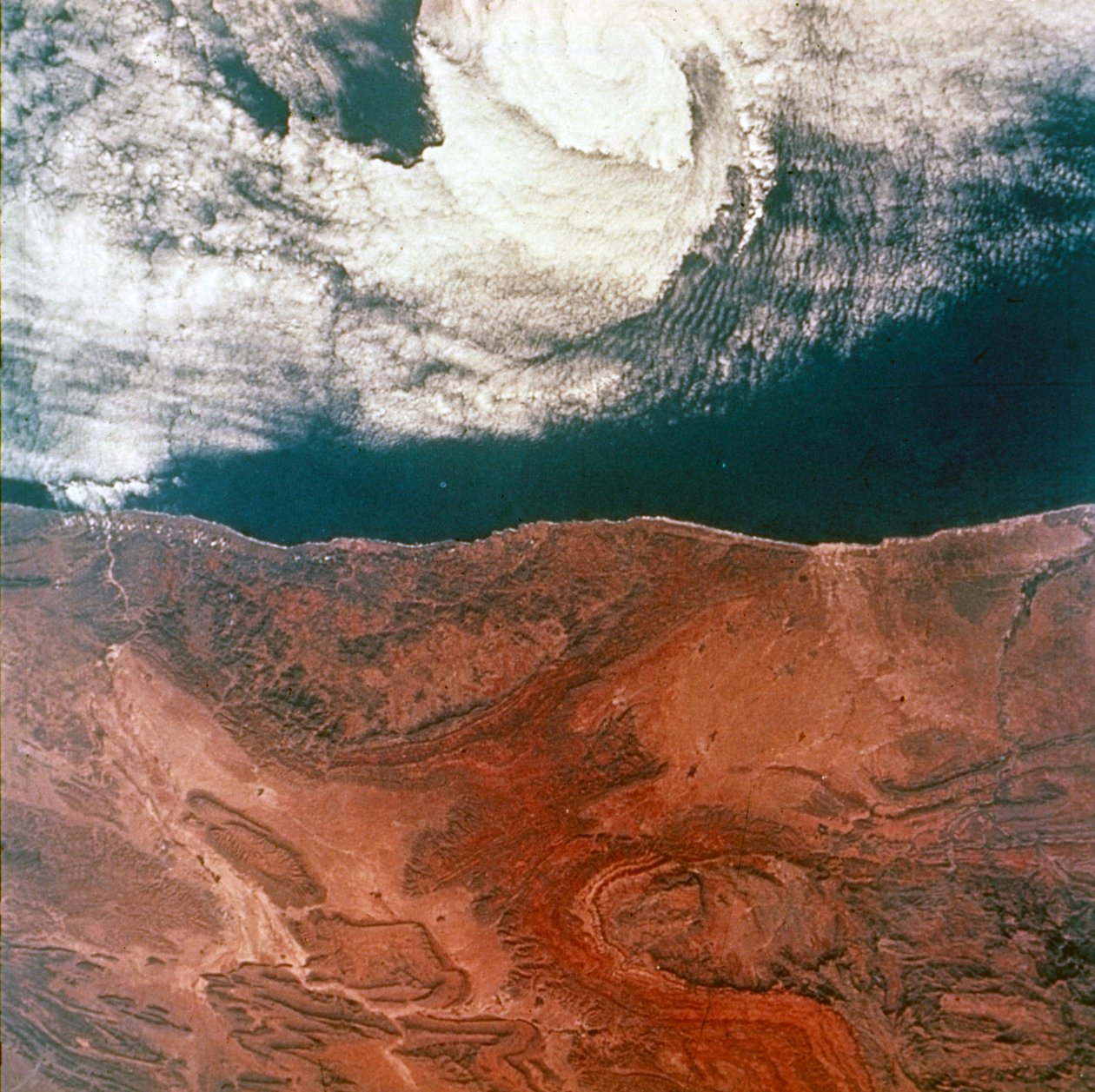 Ziemia z kosmosu - oko burzy widziane z Gemini 5, 1965. autorstwa NASA Images