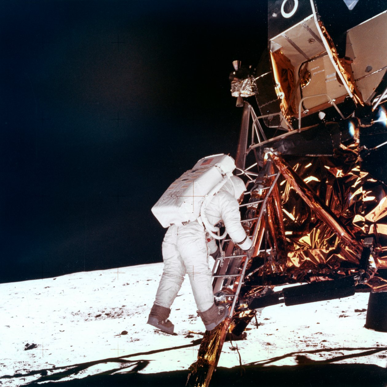 Edwin Buzz Aldrin schodzi po stopniach drabiny Modułu Księżycowego, aby chodzić po Księżycu, 1969. autorstwa NASA Images