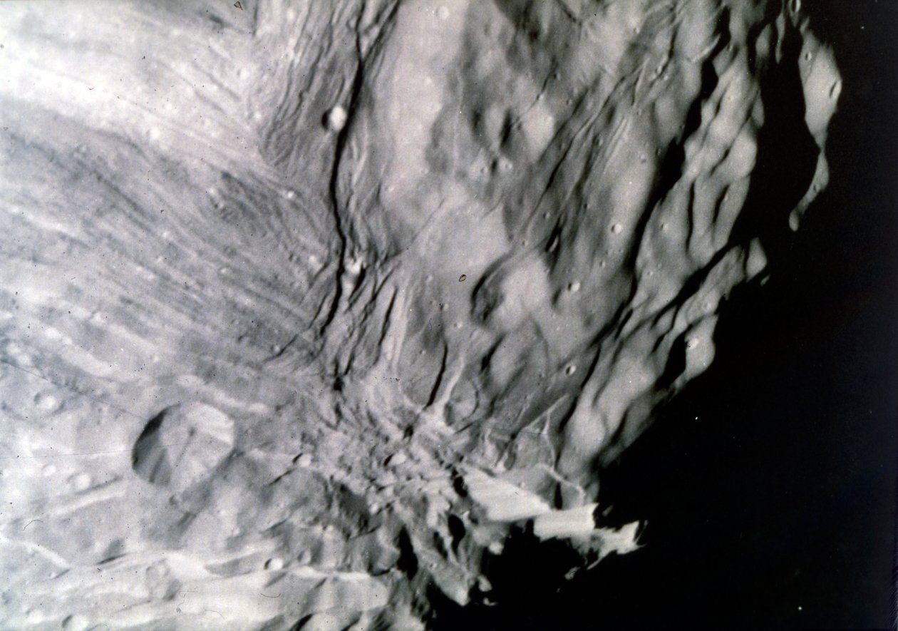 Miranda, jeden z księżyców Urana, widziana z Voyagera 2, 24 stycznia 1986 r. autorstwa NASA Images