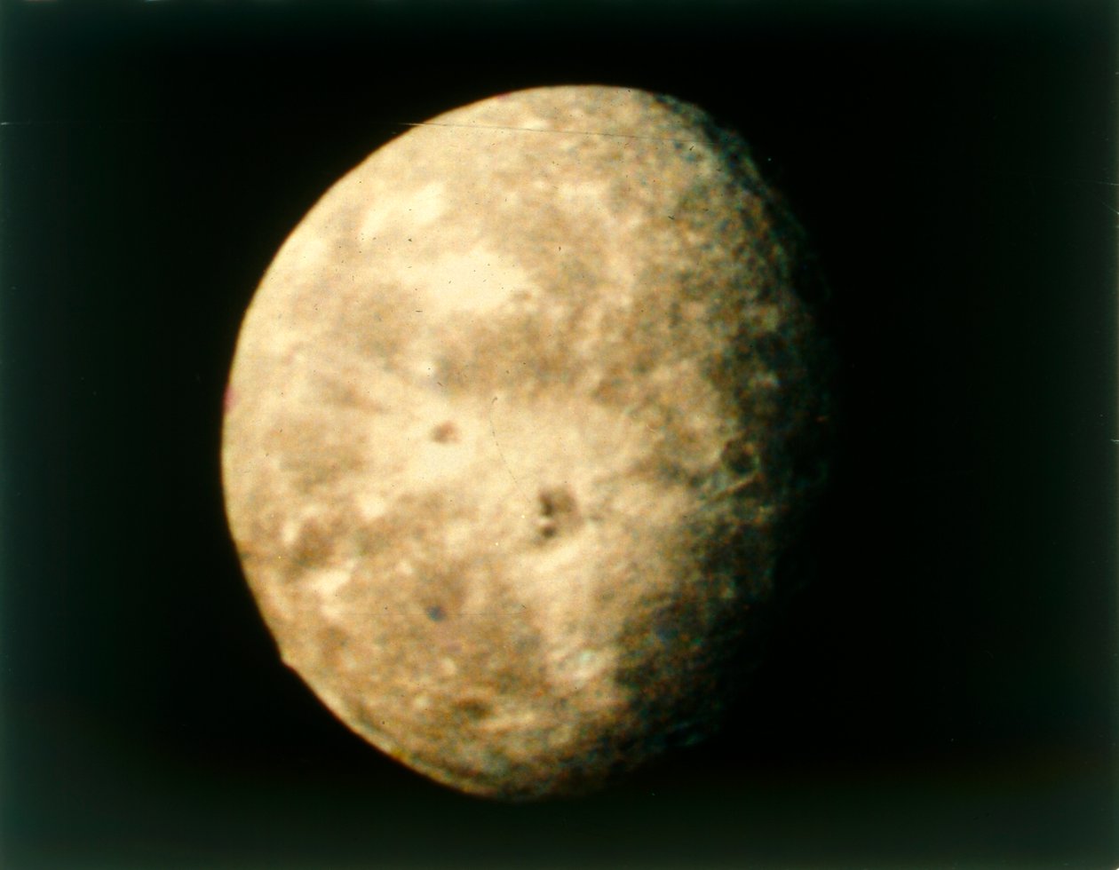Oberon, księżyc Urana, z Voyagera 2, 24 stycznia 1986 r. autorstwa NASA Images