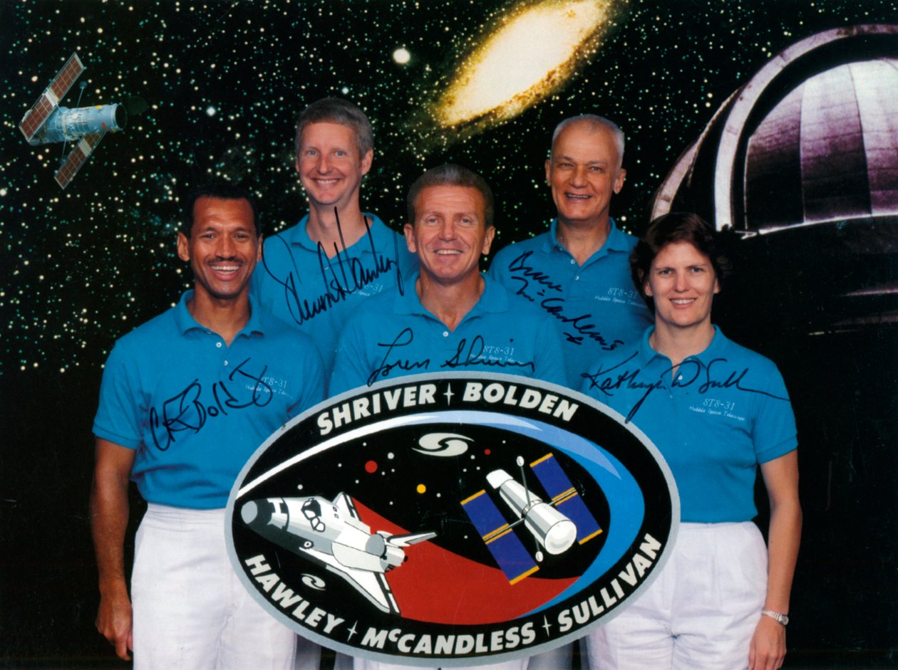 Załoga promu kosmicznego Mission STS-31, 1990. autorstwa NASA Images