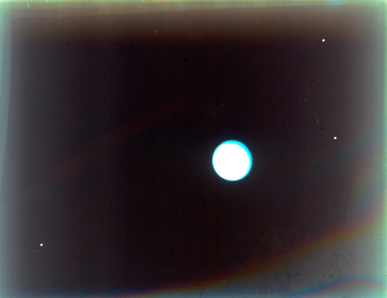 Uran z satelitami Miranda, Ariel i Umbriel, z Voyager 2, 24 stycznia 1986. autorstwa NASA Images