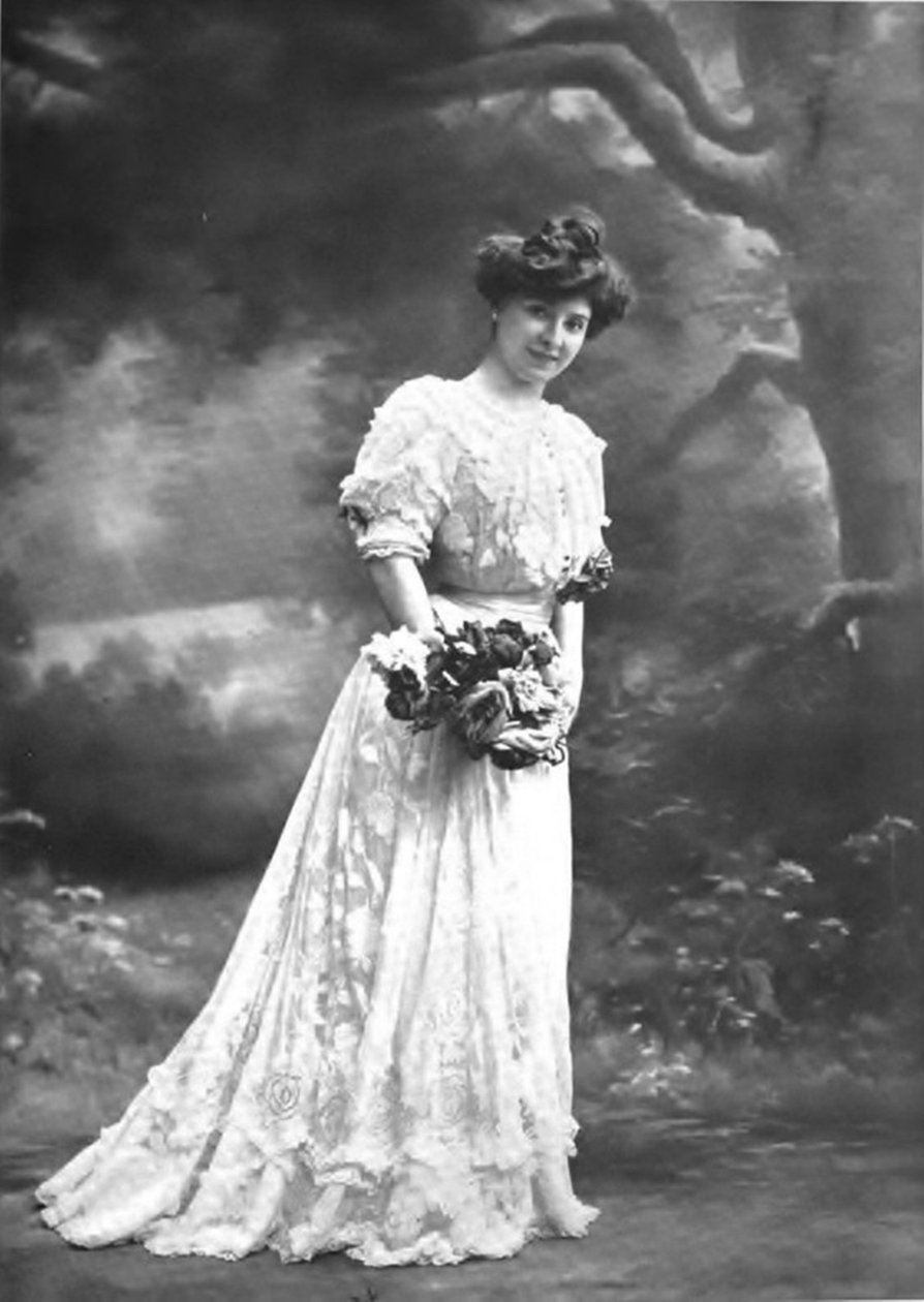 Amélie Diéterle interpretuje rolę Huguette w sztuce Cœur de moineau, czteroaktowej komedii Louisa Artusa w Théâtre de l