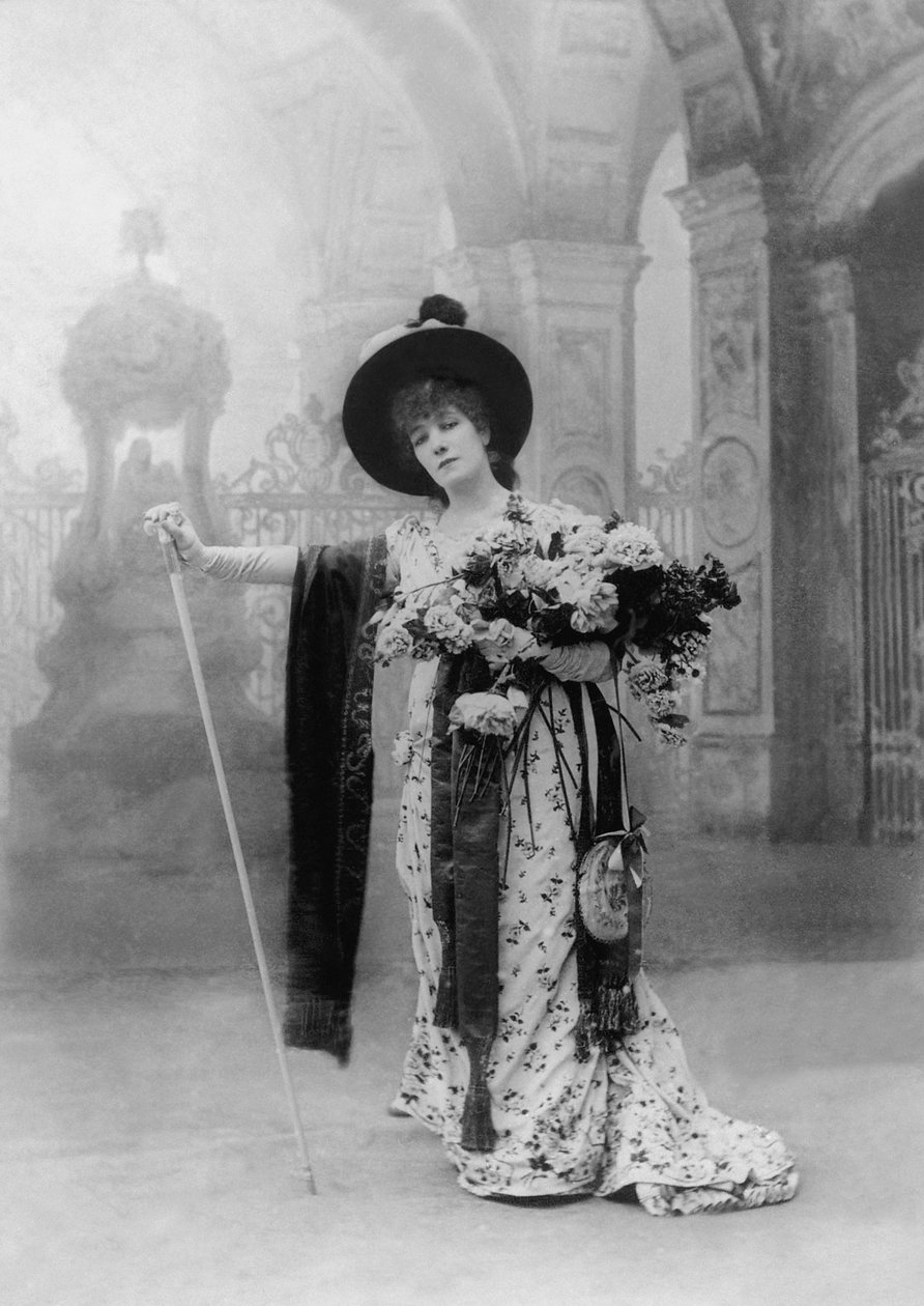 Sarah Bernhardt w tytułowej roli w sztuce Victoriena Sardou La Tosca, Paryż, 1887 autorstwa Nadar