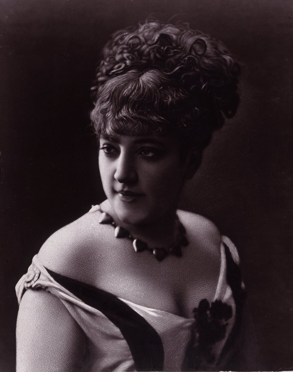 Portret kobiety. Twarz kobiety z dekoltem i naszyjnikiem z zawieszkami w kształcie serc autorstwa studio of Nadar
