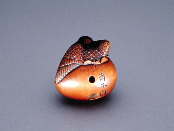 Netsuke, przedstawiający wronę wyłaniającą się z jaja, ok. 1840 (drewno) (widok z przodu patrz 194417) autorstwa Nambokusai Nambokusai