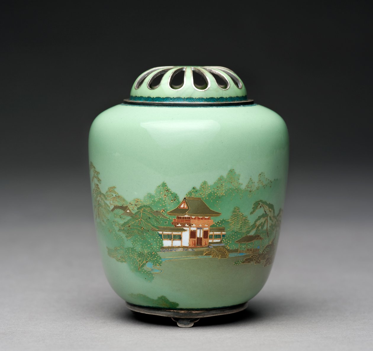 Koro z bramą wjazdową wśród drzew, ok.1905 (emalia cloisonne) autorstwa Namikawa Yasuyuki