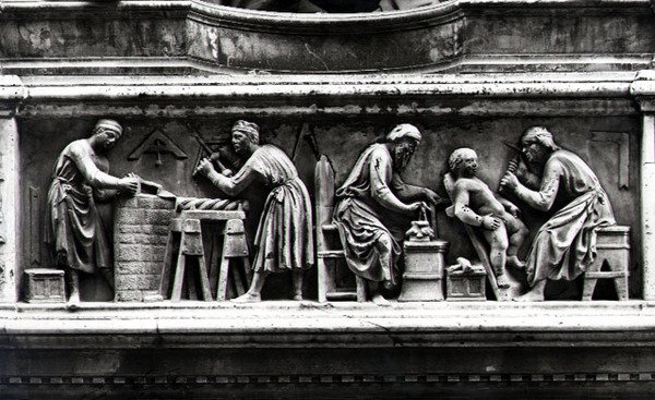 Relief przedstawiający artystów i rzemieślników przy pracy (marmur) (zdjęcie czarno-białe) autorstwa Nanni di Banco
