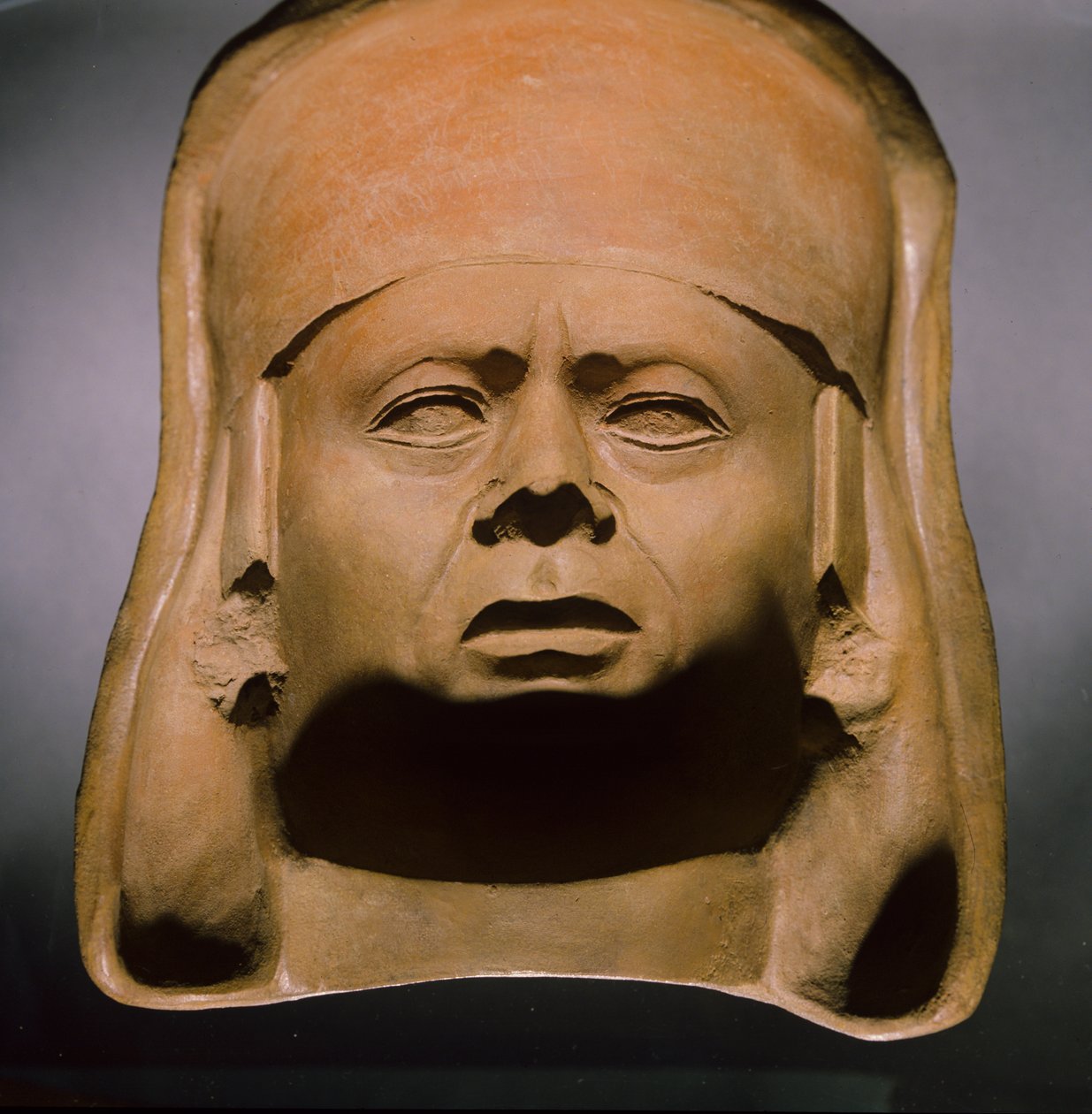 Gliniana forma Moche do odlania ceramicznego portretu głowy mężczyzny autorstwa Nathan Benn