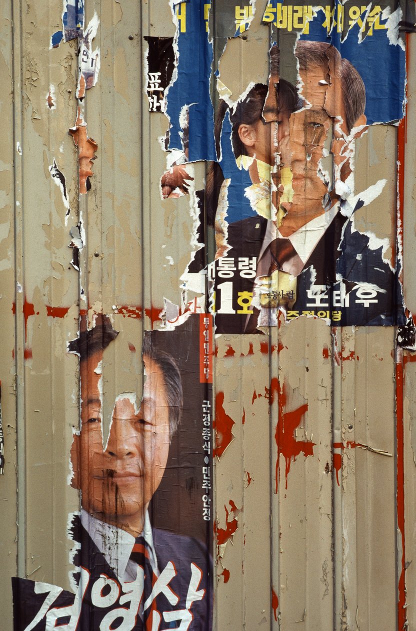 Zniszczone plakaty kampanii wyborczej pomiędzy Roh Tae Woo, Kim Young Sam i K... autorstwa Nathan Benn