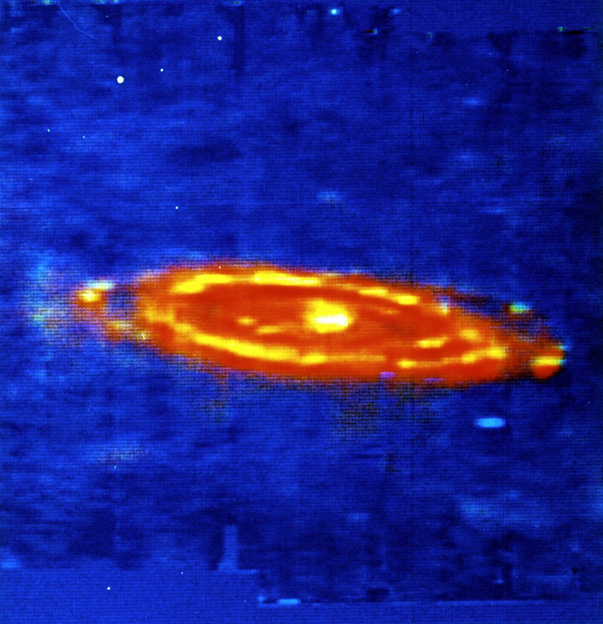 Galaktyka Andromedy (M 31) - spirala. Zdjęcie w podczerwieni wykonane przez IRAS (Infrared Astronomical Satellite). Najdalszy obiekt widoczny gołym okiem. Zdjęcie NASA. autorstwa National Aeronautics and Space Administration National Aeronautics and Space Administration
